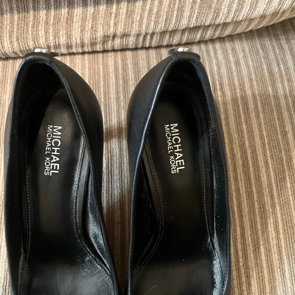 Michael Kors 3-inch black heels size 6.5 - Picture 2 of 8